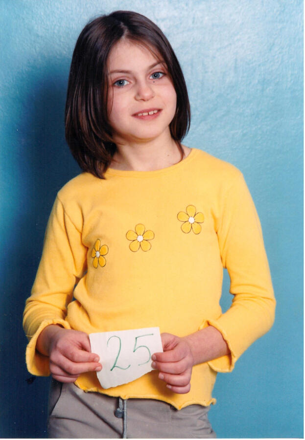 Zvanično fotografisanje za &quot;Miss Male Princeze&quot; Na ovom portretu, sa osmehom i brojem u ruci, predstavila sam sebe kao kandidatkinju. Upravo na ovom događaju osvojila sam i titulu za fotogeničnost, potvrdivši da prava lepota dolazi iz unutrašnje ra